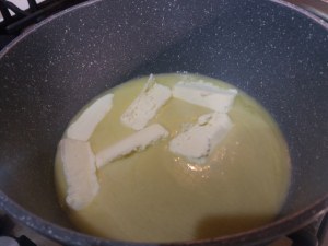 Lasagna vegetariana con ricotta alle olive nere e frutta secca