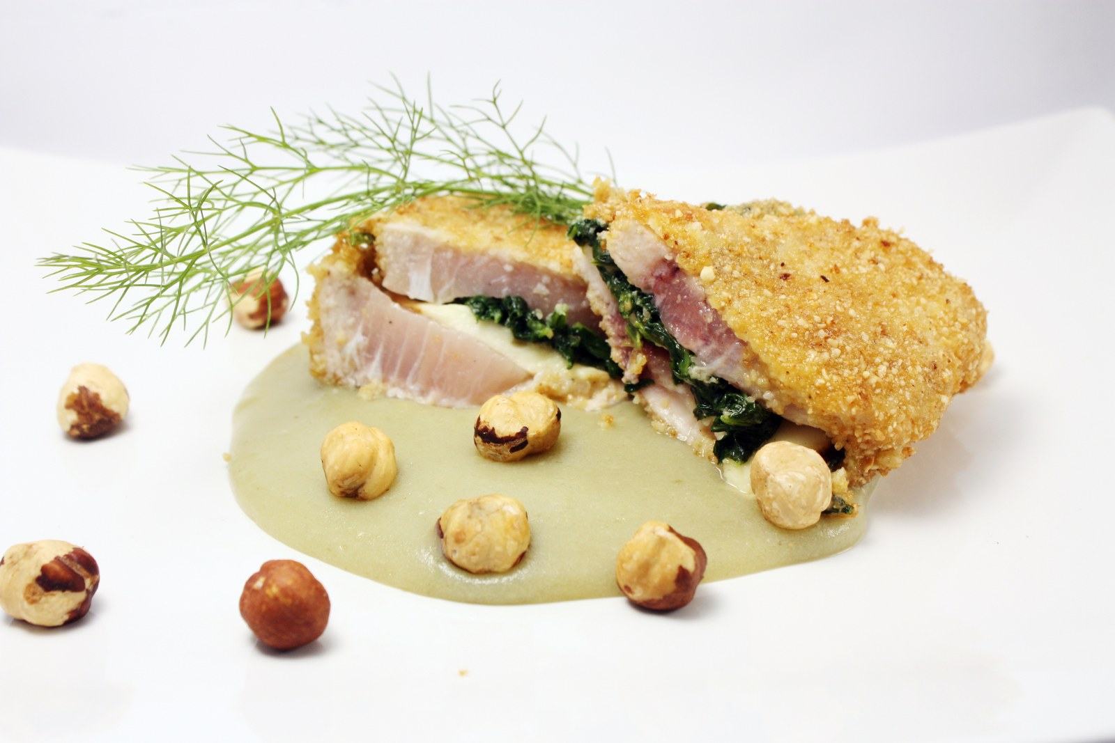 Trancio di pesce spada con friarielli e provola impanato alle nocciole su vellutata di patate e carciofi