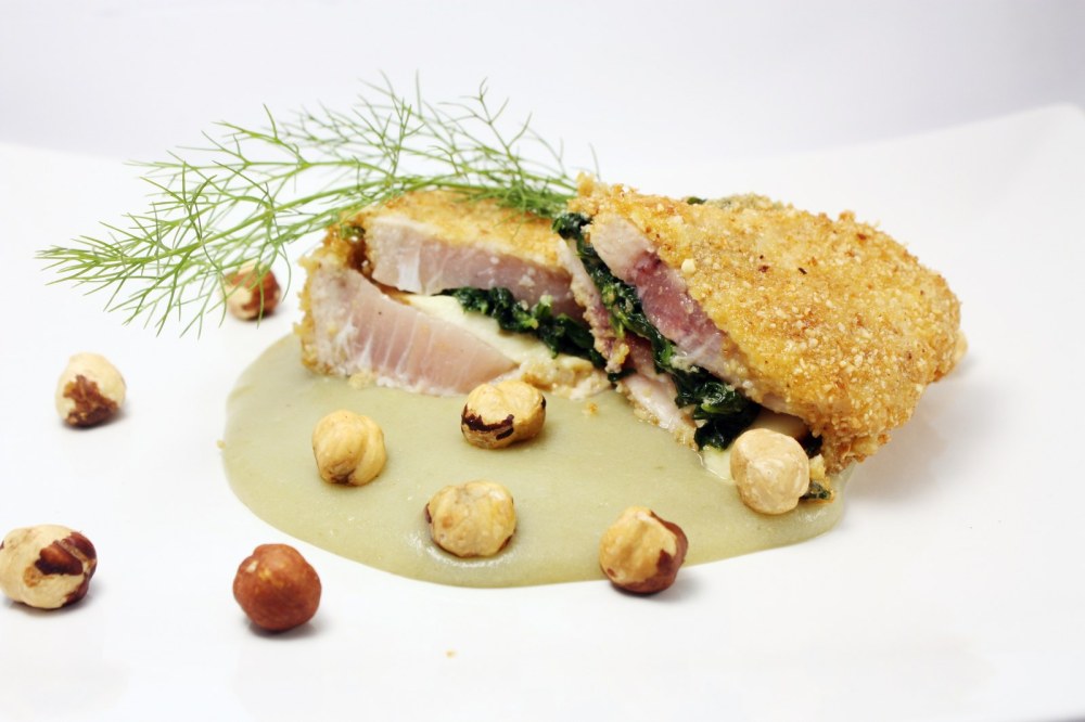 Trancio di pesce spada con friarielli e provola impanato alle nocciole su vellutata di patate e carciofi