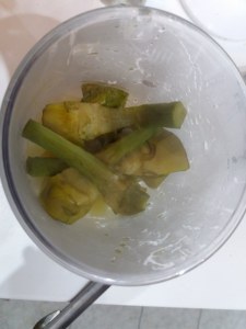 Trancio di pesce spada con friarielli e provola impanato alle nocciole su vellutata di patate e carciofi