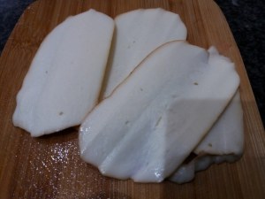 Trancio di pesce spada con friarielli e provola impanato alle nocciole su vellutata di patate e carciofi