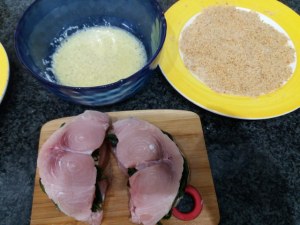 Trancio di pesce spada con friarielli e provola impanato alle nocciole su vellutata di patate e carciofi