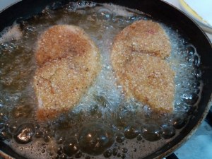 Trancio di pesce spada con friarielli e provola impanato alle nocciole su vellutata di patate e carciofi