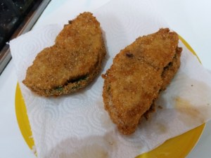 Trancio di pesce spada con friarielli e provola impanato alle nocciole su vellutata di patate e carciofi