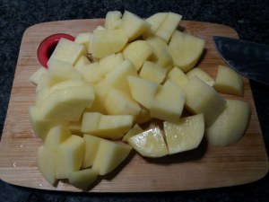 Trancio di pesce spada con friarielli e provola impanato alle nocciole su vellutata di patate e carciofi