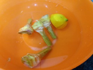 Trancio di pesce spada con friarielli e provola impanato alle nocciole su vellutata di patate e carciofi