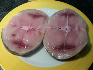 Trancio di pesce spada con friarielli e provola impanato alle nocciole su vellutata di patate e carciofi