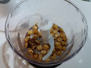 Trancio di pesce spada con friarielli e provola impanato alle nocciole su vellutata di patate e carciofi