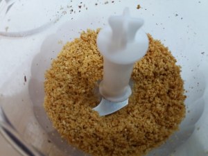 Trancio di pesce spada con friarielli e provola impanato alle nocciole su vellutata di patate e carciofi