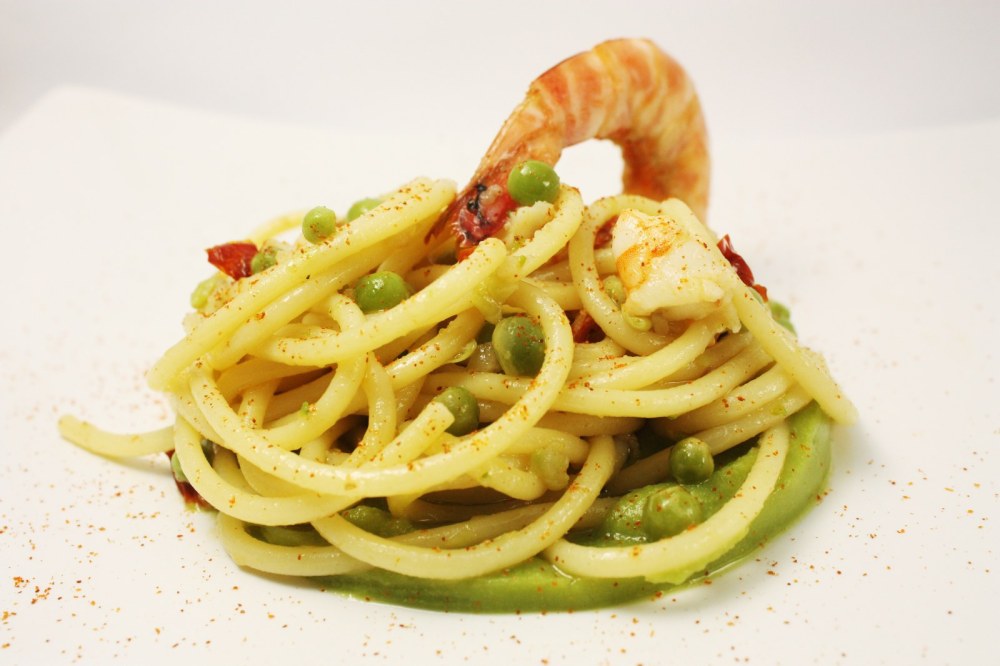 Bucatini lardiati con piselli pomodori secchi e mazzancolle