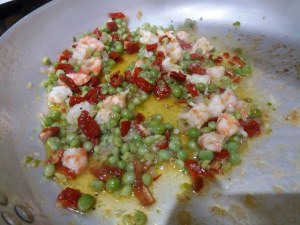 Bucatini lardiati con piselli pomodori secchi e mazzancolle