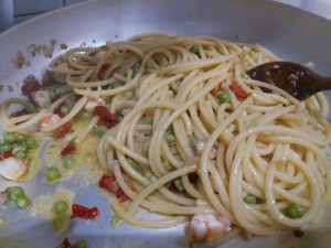 Bucatini lardiati con piselli pomodori secchi e mazzancolle