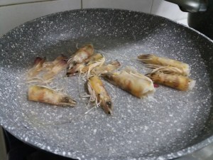 Bucatini lardiati con piselli pomodori secchi e mazzancolle