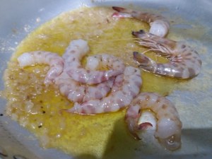 Bucatini lardiati con piselli pomodori secchi e mazzancolle