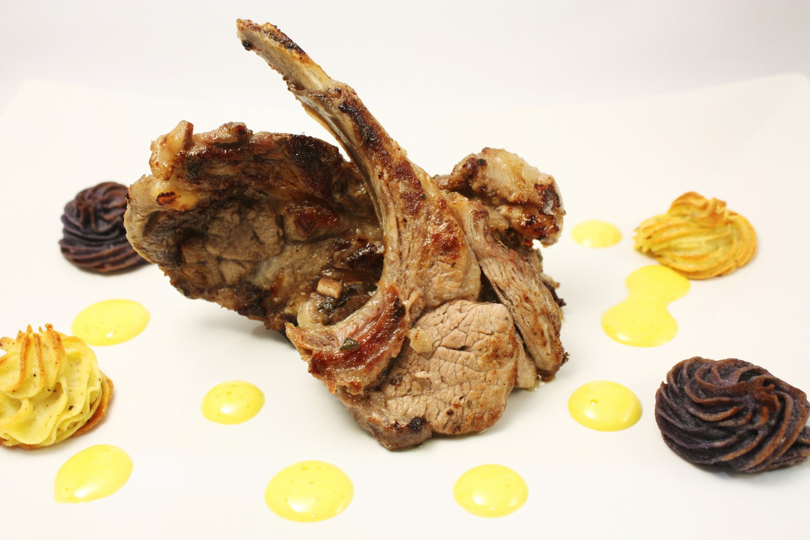 Costine di agnello con zabaione salato allo scotch whisky e patate duchessa bicolor