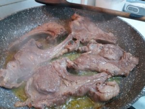 Costine di agnello con zabaione salato allo scotch whisky e patate duchessa bicolor