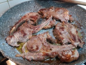 Costine di agnello con zabaione salato allo scotch whisky e patate duchessa bicolor