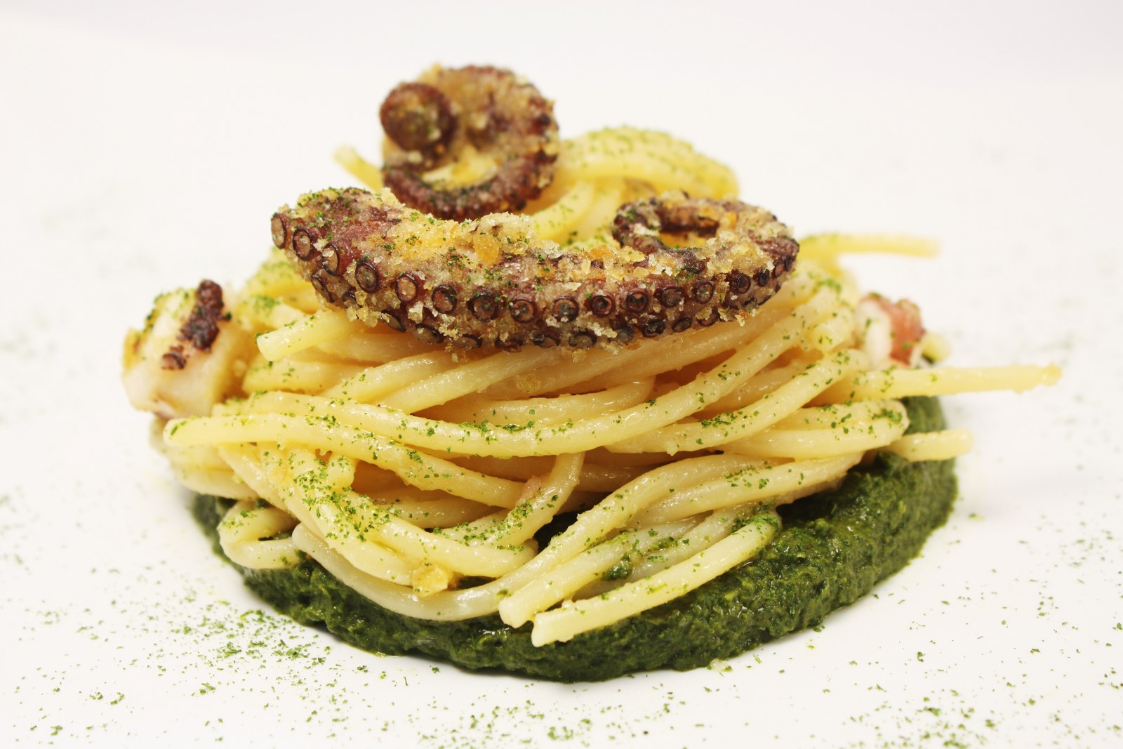 Spaghetti aglio olio e peperoncino con purpu ammuddicato su crema di friarielli