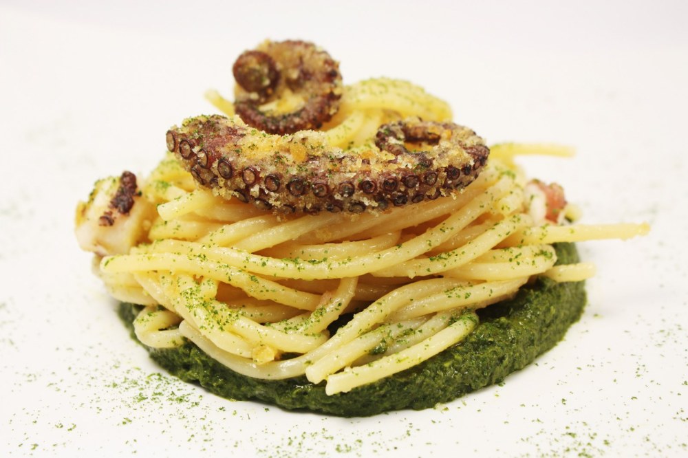 Spaghetti aglio olio e peperoncino con purpu ammuddicato su crema di friarielli