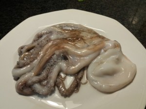 Spaghetti aglio olio e peperoncino con purpu ammuddicato su crema di friarielli