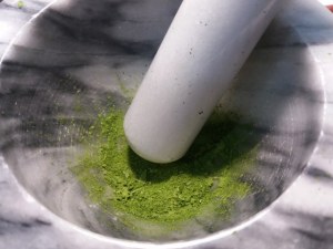 Spaghetti aglio olio e peperoncino con purpu ammuddicato su crema di friarielli