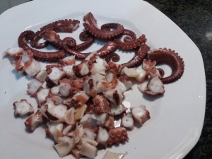 Spaghetti aglio olio e peperoncino con purpu ammuddicato su crema di friarielli