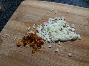 Spaghetti aglio olio e peperoncino con purpu ammuddicato su crema di friarielli