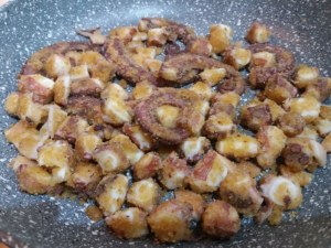 Spaghetti aglio olio e peperoncino con purpu ammuddicato su crema di friarielli_17