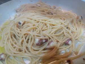Spaghetti aglio olio e peperoncino con purpu ammuddicato su crema di friarielli
