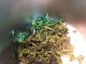 Spaghetti aglio olio e peperoncino con purpu ammuddicato su crema di friarielli