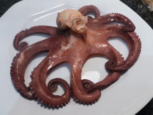 Spaghetti aglio olio e peperoncino con purpu ammuddicato su crema di friarielli