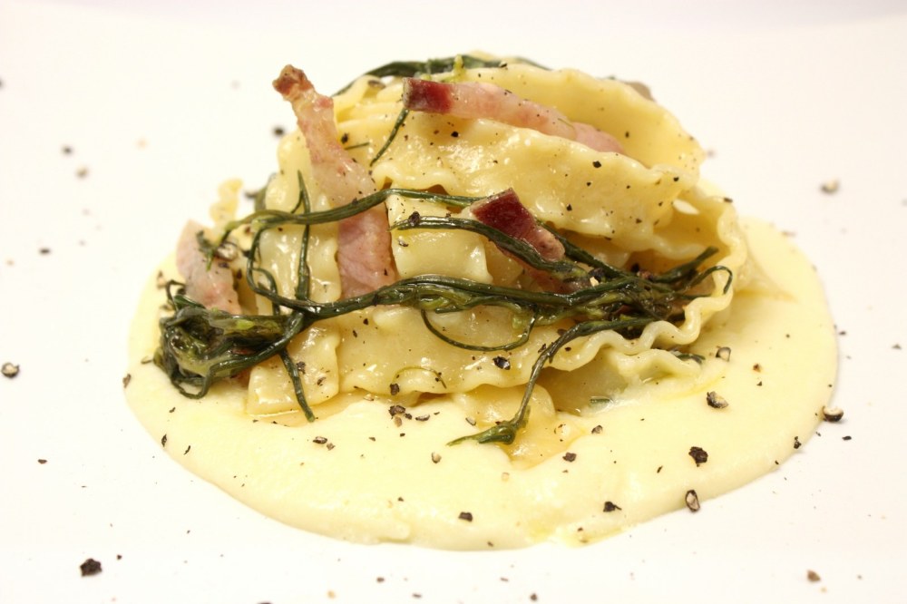 Mafalde alla gricia con agretti su fonduta di pecorino di Pienza