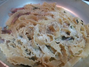 Mafalde alla gricia con agretti su fonduta di pecorino di Pienza