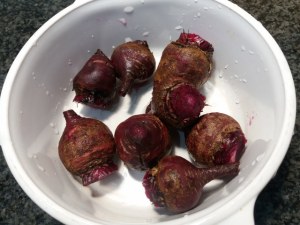 Salmone in crosta di pasta bris&egrave; e verza su vellutata di patate e rape rosse