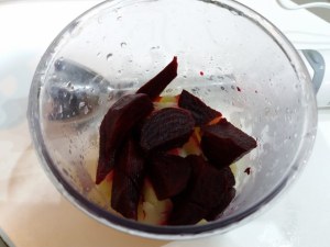 Salmone in crosta di pasta bris&egrave; e verza su vellutata di patate e rape rosse