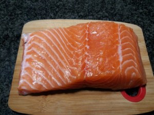 Salmone in crosta di pasta bris&egrave; e verza su vellutata di patate e rape rosse