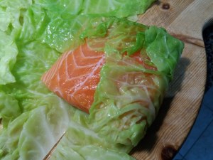 Salmone in crosta di pasta bris&egrave; e verza su vellutata di patate e rape rosse