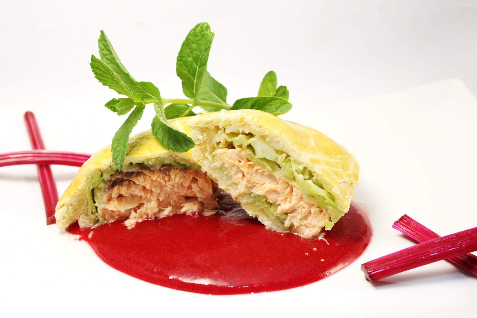 Salmone in crosta di pasta brisè e verza su vellutata di patate e rape rosse