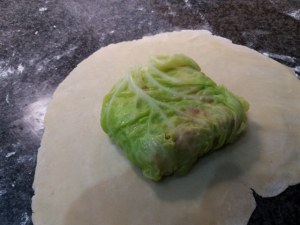 Salmone in crosta di pasta bris&egrave; e verza su vellutata di patate e rape rosse