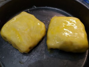 Salmone in crosta di pasta brisè e verza su vellutata di patate e rape rosse