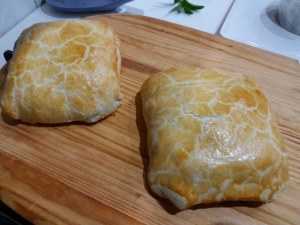 Salmone in crosta di pasta brisè e verza su vellutata di patate e rape rosse