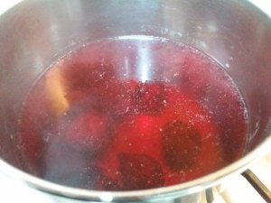 Salmone in crosta di pasta brisè e verza su vellutata di patate e rape rosse