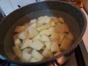 Salmone in crosta di pasta brisè e verza su vellutata di patate e rape rosse