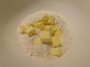 Salmone in crosta di pasta bris&egrave; e verza su vellutata di patate e rape rosse