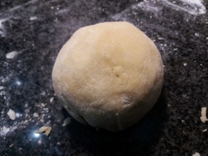 Salmone in crosta di pasta brisè e verza su vellutata di patate e rape rosse