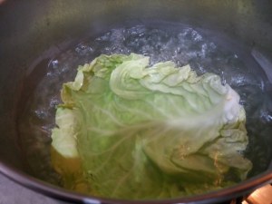 Salmone in crosta di pasta bris&egrave; e verza su vellutata di patate e rape rosse