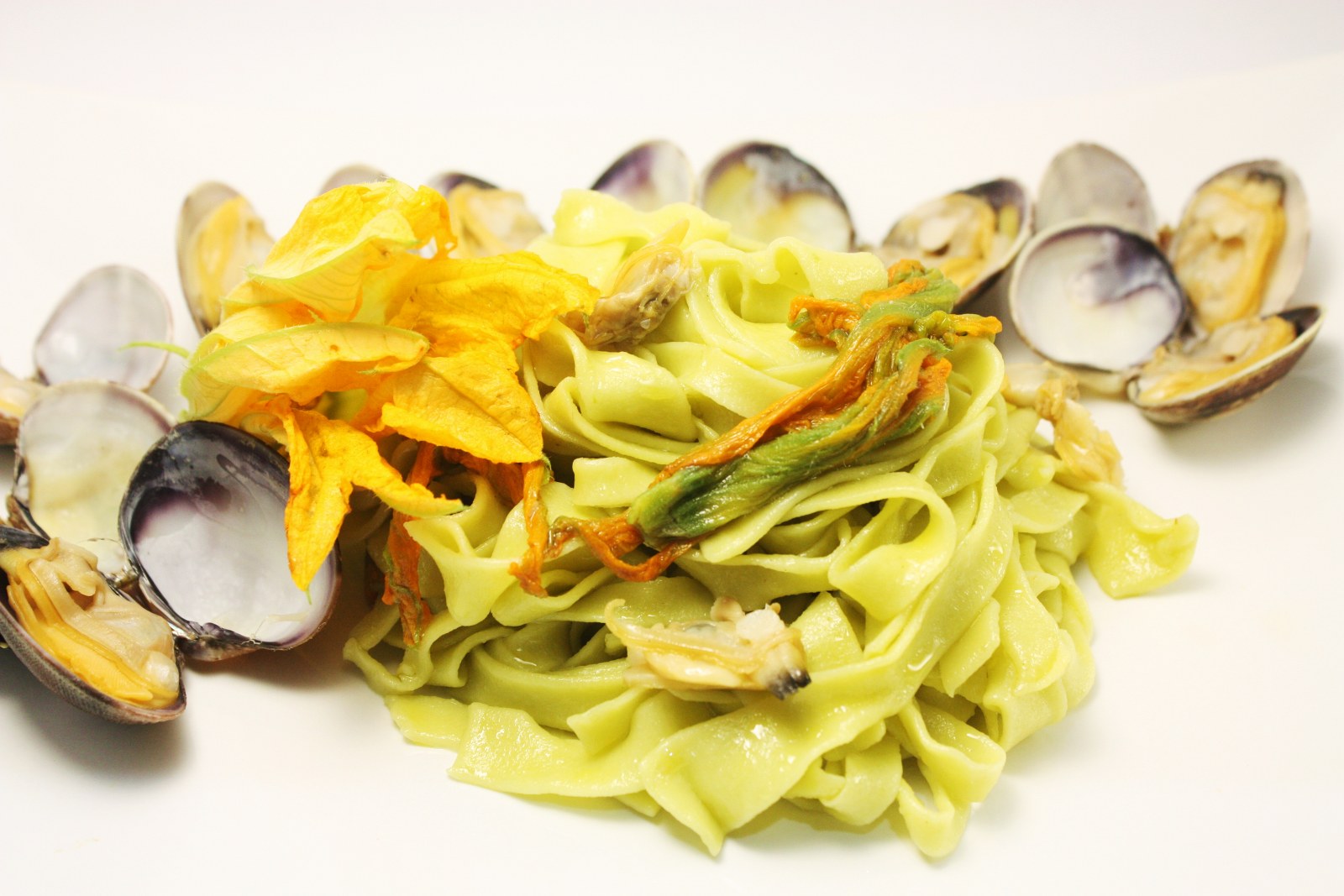 scialatielli ai piselli con vongole e fiori di zucca