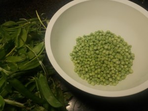 scialatielli ai piselli con vongole e fiori di zucca