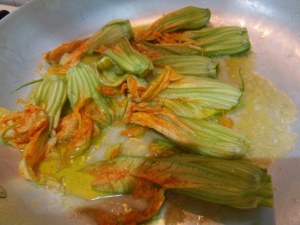 scialatielli ai piselli con vongole e fiori di zucca