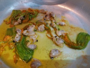 scialatielli ai piselli con vongole e fiori di zucca